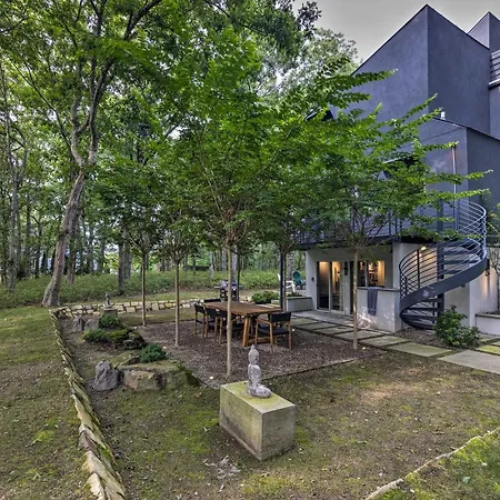 Unique Southampton Getaway With Rooftop Deck!